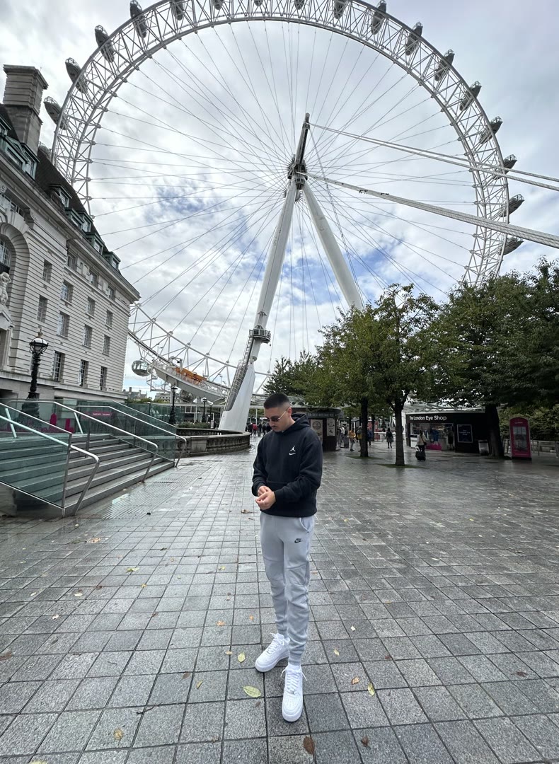 Gabriele davanti alla ruota panoramica di Londra